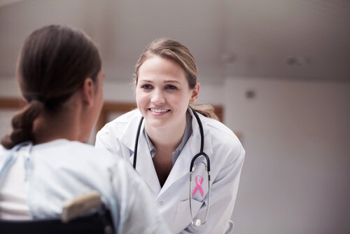 Læge taler med patient om brystkræft