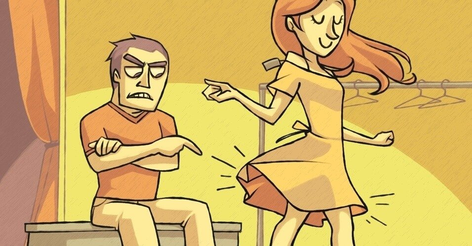 Kvinde drejer rundt i kjole, mens mand ser surt på