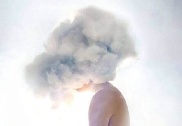 Hoved i sky symboliserer mental tåge som et af de første symptomer på angst