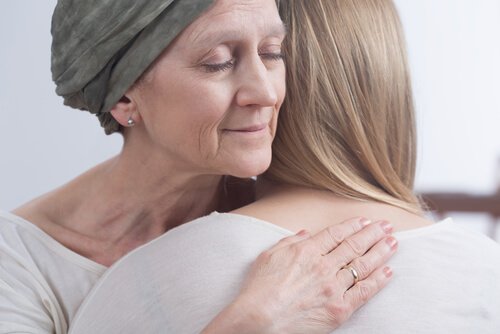 Kvinde med brystkræft krammer datter
