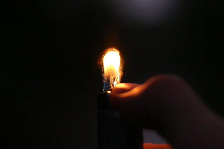 Flamme i mørke