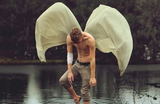 Mand med vinger anvender minimum indsats