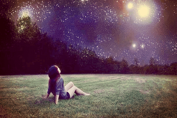 Pige nyder smuk stjernehimmel