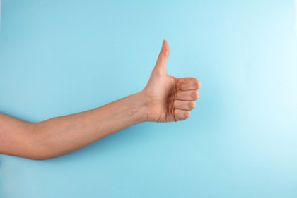 Enhver gestus tilskrives en betydning, såsom at give tommel op