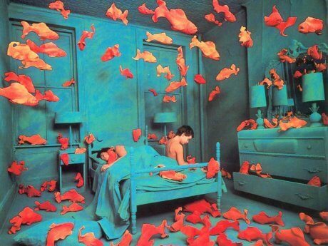 Dreng på seng, hvor guldfisk flyver rundt omkring, oplever delirium