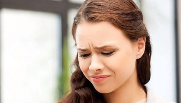 Kvinde græder på grund af symptomer på angst