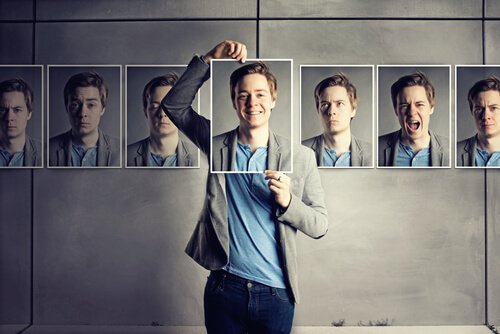 Mand vælger ansigtsudtryk fra billeder