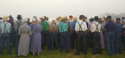 Amish folk står samlet