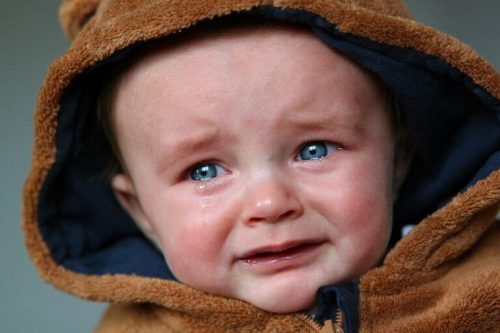 Baby med separationsangst græder 