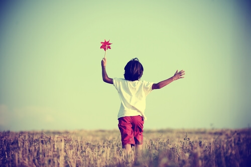 Uafhængigt barn går glad ud i livet