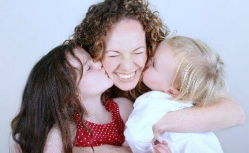 Børn kysser mor for at udtrykke venlighed