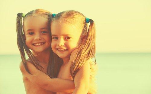 Det kan være svært at se forskel på enæggede og tveæggede tvillinger