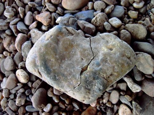 Sten i form af et brudt hjerte