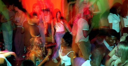 Folk danser på en natklub