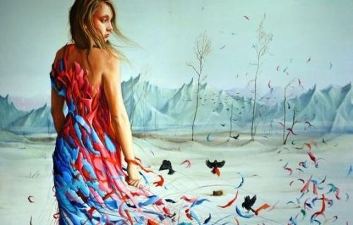 Kvinde med blå og røde fugle som kjole