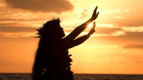 Kvinde danser foran solnedgang for at opnå personlig vækst
