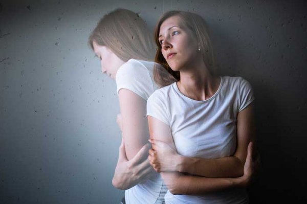 Kvinde med emotionel mavekatar vrider sig af smerte