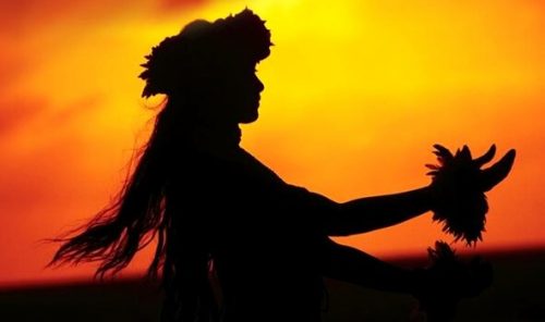 Hawaiisk kvinde danser for at opnå personlig vækst