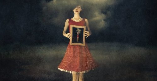 Kvinde står med billede i hånden