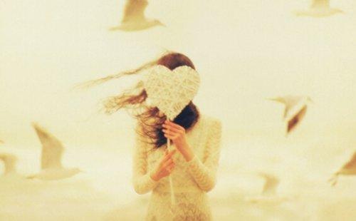 kvinder skjuler sig bag et hvidt hjerte