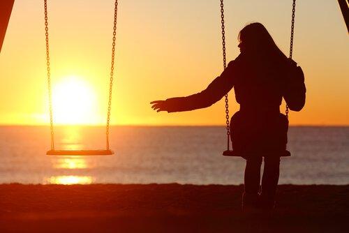 Kvinde gynger, men mangler sin partner