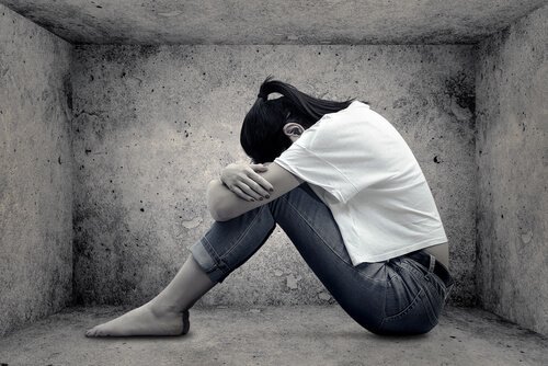 kvinde med lav selvtillid