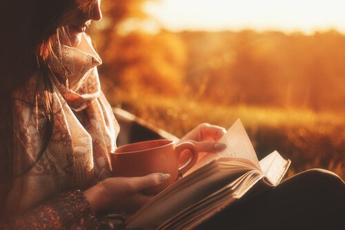 Kvinde med kaffekop nyder fordele ved at læse