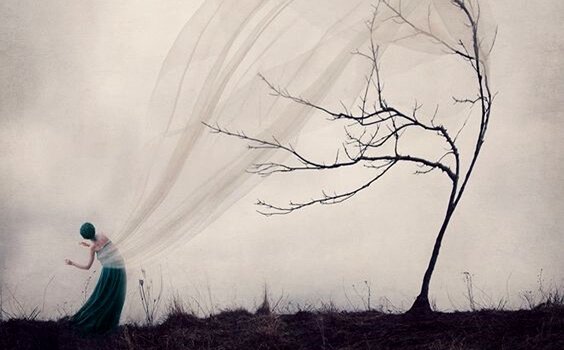 Kvinde på mark lader sit slør blive fanget af vinden