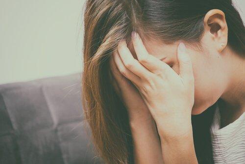 Kvinde græder over myter om sorg
