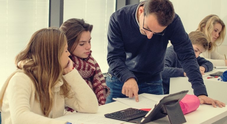 Lærere bør inspirere eleverne og indse, at pensum er ikke vigtigst