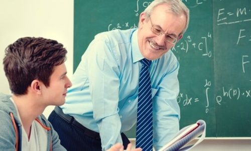 Underviser anvender evaluering og karaktergivning over for elev