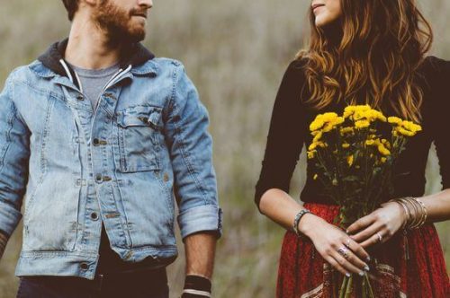 Mand og kvinde, der har fysisk tiltrækning for hinanden