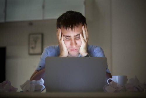 Mand ved computer lever livet som freelancer