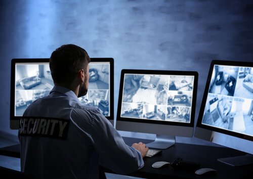 Mand tjekker overvågelse om natten