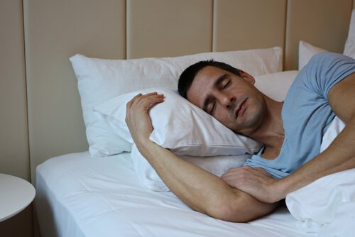 Mand sover godt efter at have fulgt råd til bedre søvn