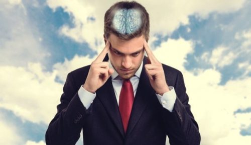 Mand koncentrerer sig, så man kan se hans hjerne