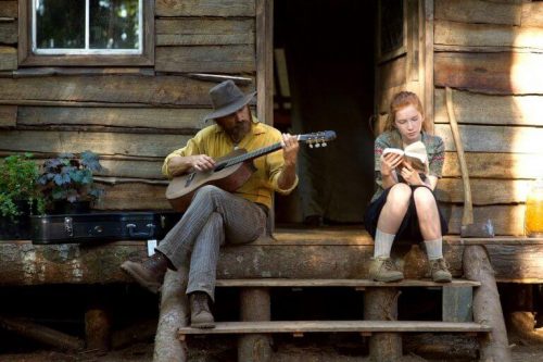 Mand spiller på guitar ved siden af sin datter fra captain fantastic