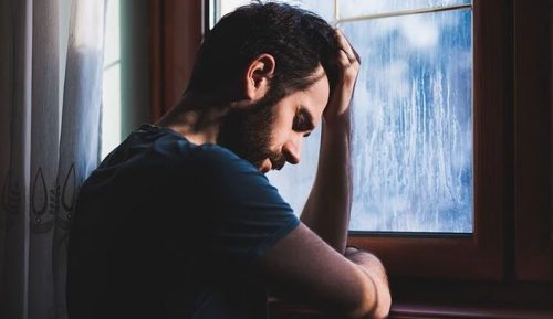 Mand tager sig til hoved på grund af reaktiv depression