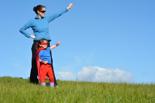 Børn beskyttet af supermødre