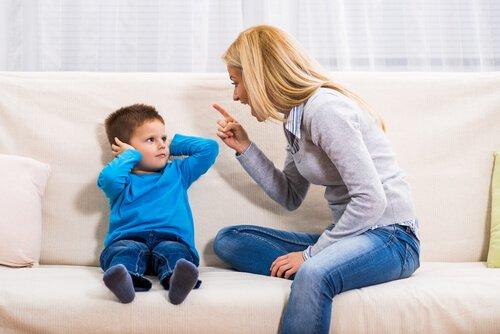 To konsekvenser af at råbe af børn
