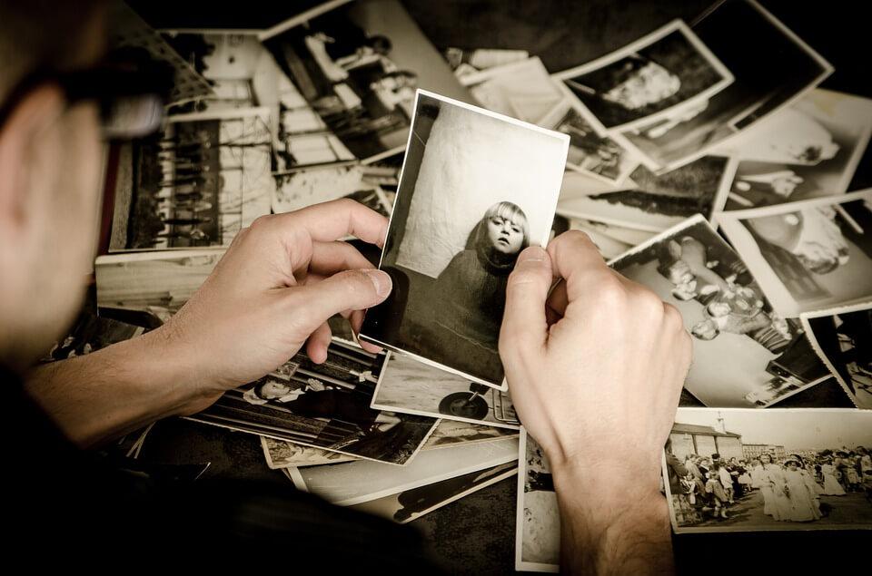 Mand ser på gamle billeder og oplever kollektiv nostalgi