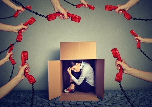 Person i kasse har ergofobi og oplever mange telefoner rettet mod sig
