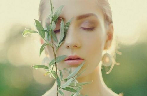 Kvinde står med salvie foran øjet