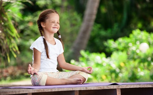 Meditation i barndommen – dyrkning af vores indre have fra en tidlig alder