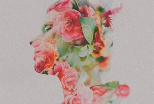 En kvindes profil dækket af blomster