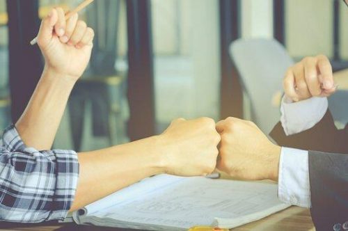 To knyttede næver mod hinanden