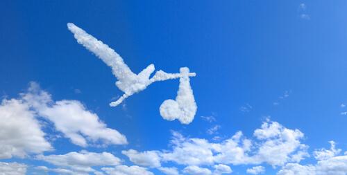 Sky i form af en storke med en baby