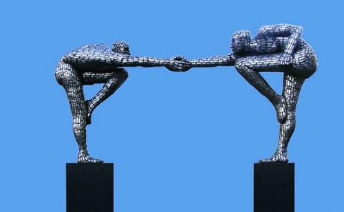 To statuer der holder hinanden i hånden