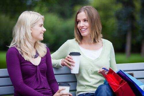To kvinder taler sammen i park, da man ofte er mindre hæmmet overfor fremmede