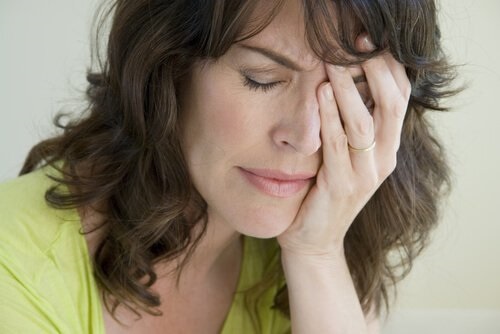 En kvinde, der græder over at skulle håndtere tom rede syndrom